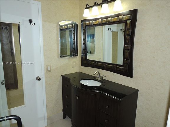 5th image of 608 Woodgate Cir