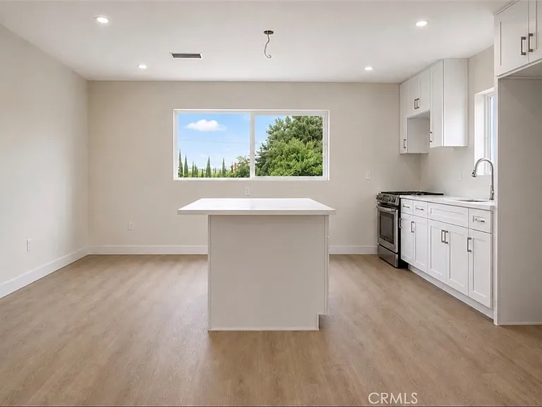 8410 Noble Ave — Photo 6