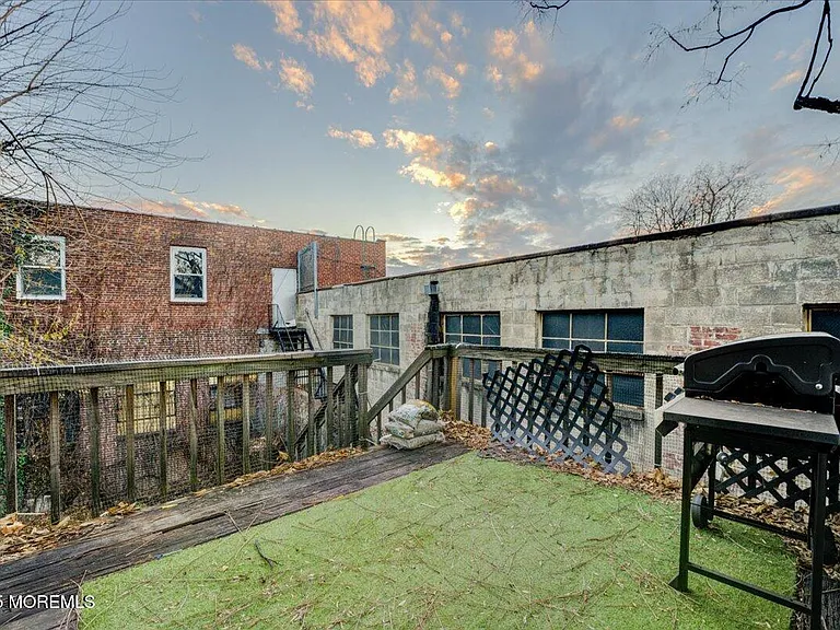 81 Holmes St — Photo 17