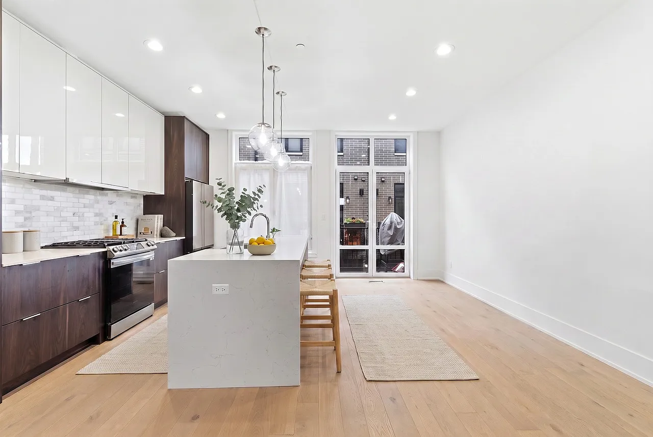 4 bed, 3200 sqft, $4,250 — Photo 3