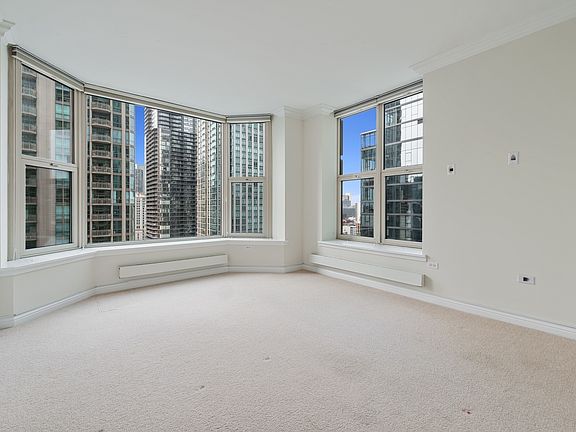 4th image of 25 E Superior St APT 2005