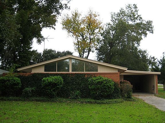 Nice curb appeal in the front of home.
