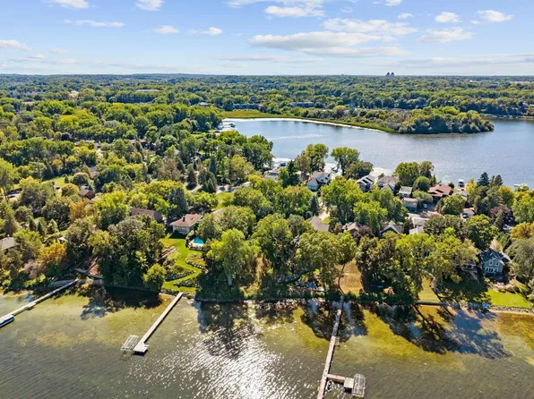 168 Peninsula Rd, Medicine Lake, MN 55441