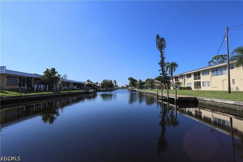 4901 Victoria Dr — Photo 2
