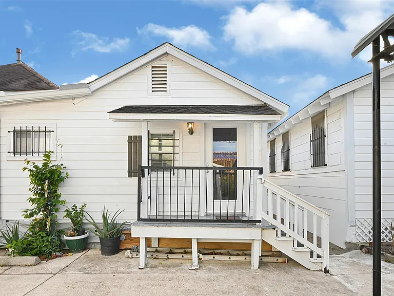 305 N Live Oak St — Photo 1
