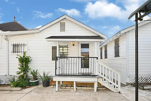 305 N Live Oak St Photo 1