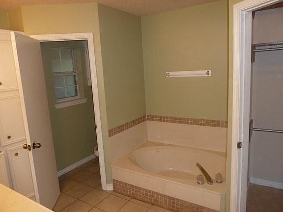 4th image of 3709 Woodlake Cir