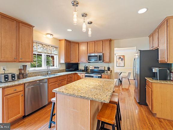 4th image of 28 Pocahontas Ct