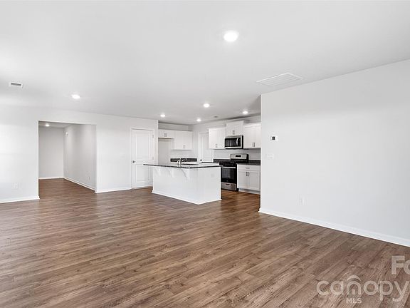 5th image of 218 Lauren Ln