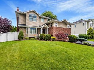 7 Center Dr, Syosset, NY 11791