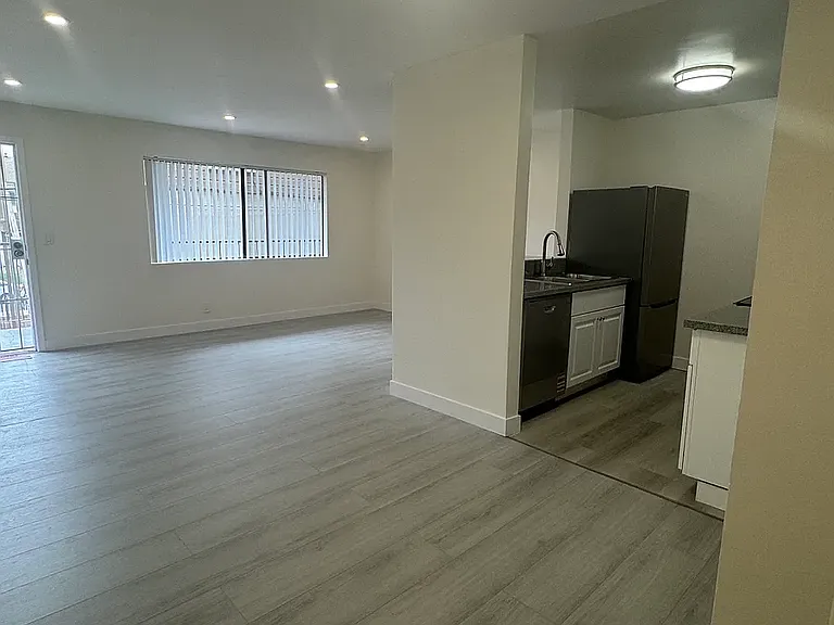 142 Normandie Apartments — Photo 10