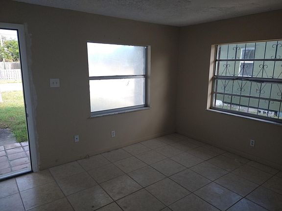 5th image of 907 Avenue I Ct