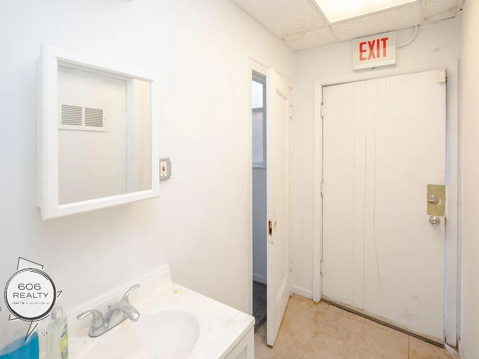 Spacious Apartments in Beverly! — Photo 4