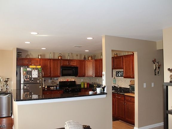 5th image of 8 Virginia Dr