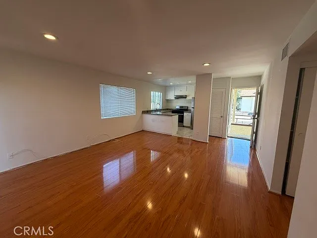 3 bed, 1200 sqft, $3,100 — Photo 2