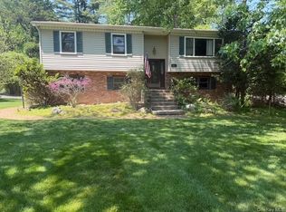 635 S Pascack Road, Chestnut Ridge, NY 10977