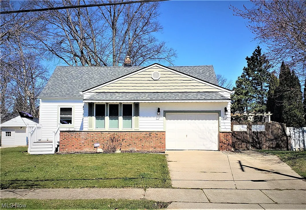 25601 Drakefield Ave photo 1