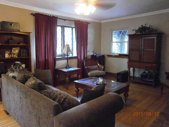 Living Room w Crown Molding