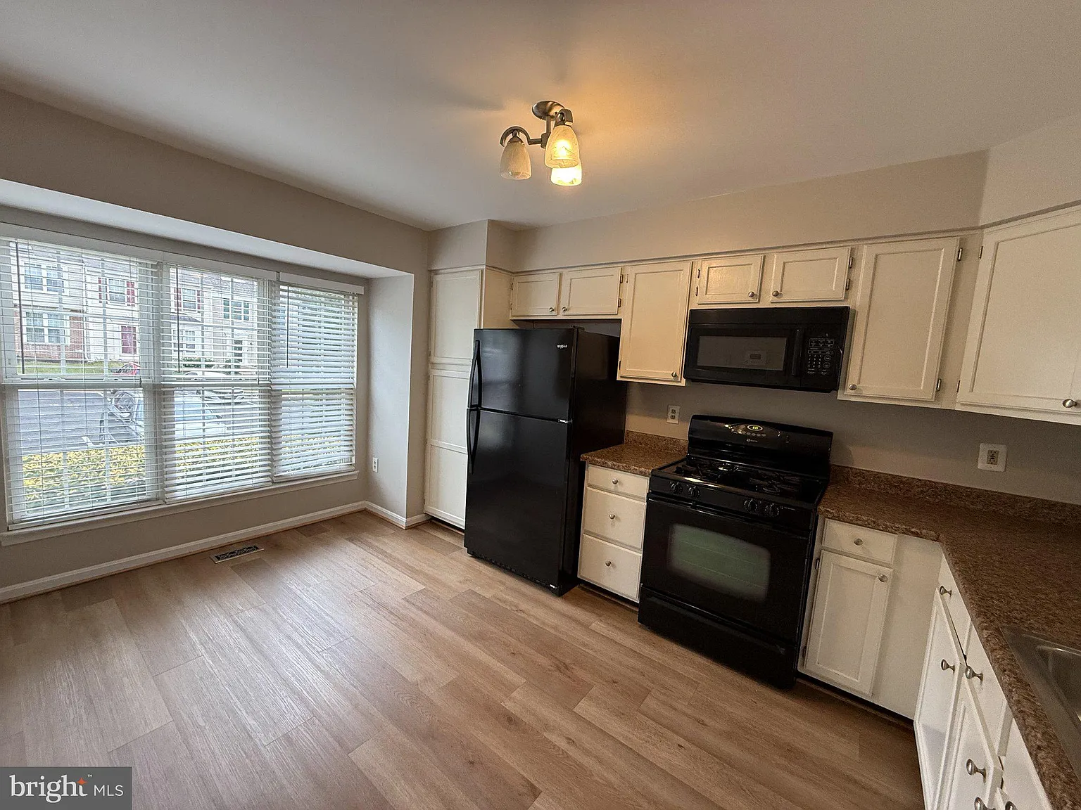 3 bed, 3.5 bath, 1904 sqft, $2,650 — Photo 3