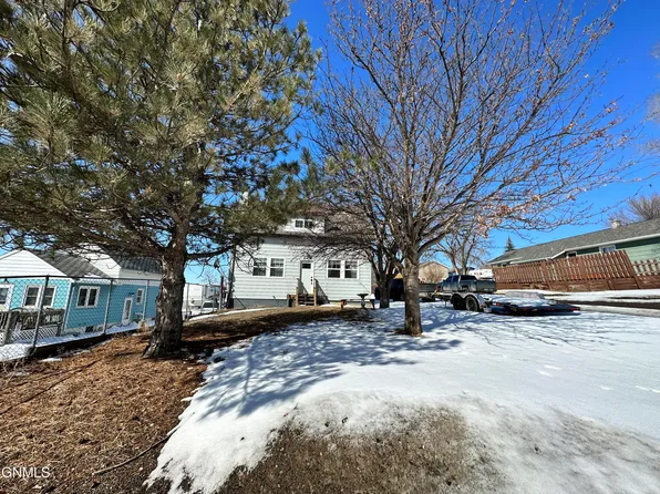 133 3rd St SW, Watford City, ND 58854