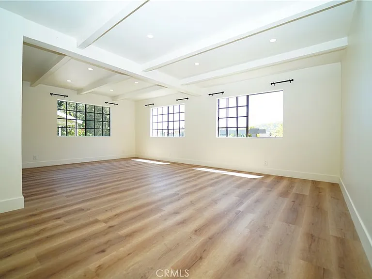 2615 Manhattan Ave — Photo 6