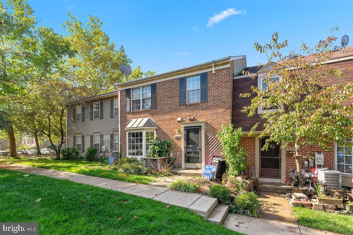 2 bed, 1.5 bath, 966 sqft, $2,400 — Photo 2