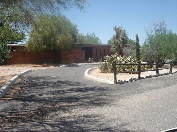 2nd image of 1035 W Emerine Dr