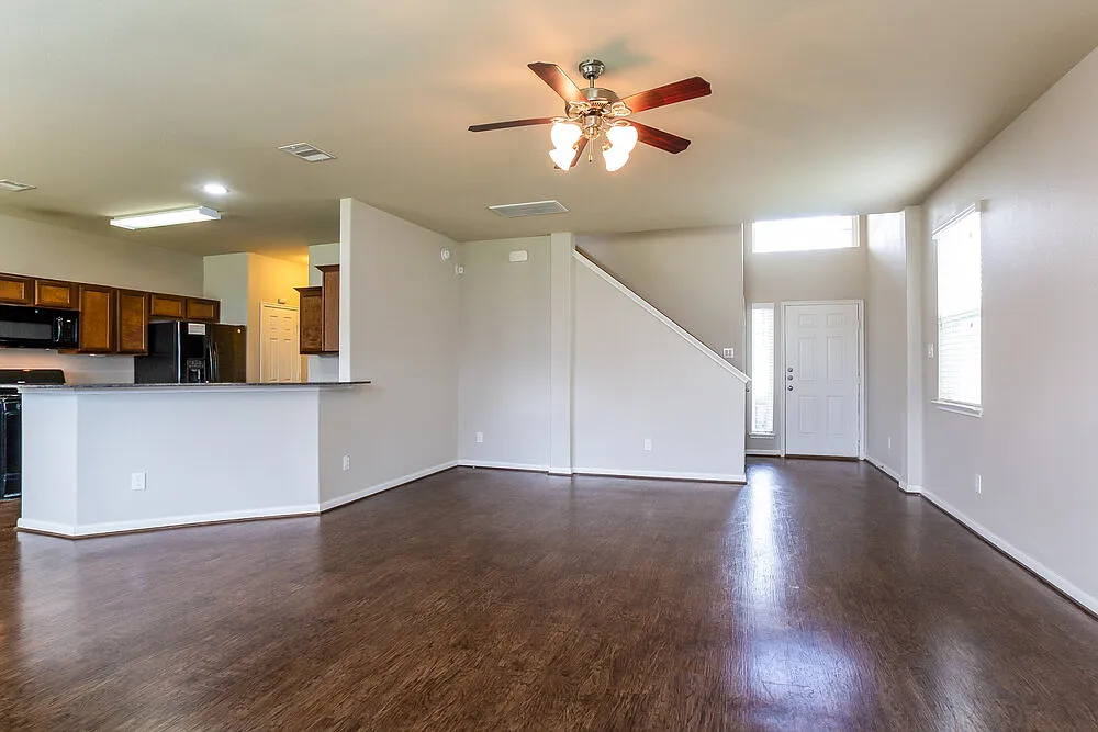 4 bed, 2.5 bath, 1902 sqft, $1,960 — Photo 3