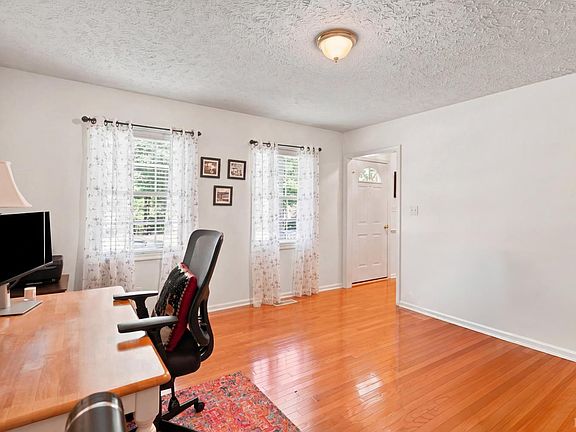 4th image of 104 Fieldstone Ct