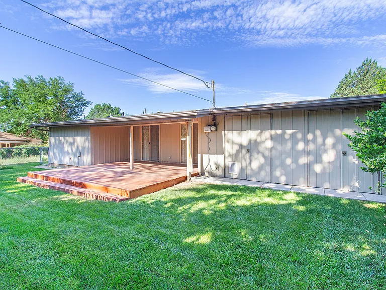 2044 Sunrise Cir — Photo 8