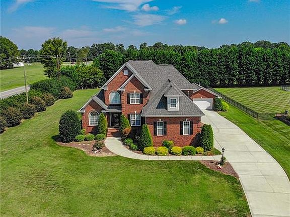 3rd image of 1001 Creekwalk Dr