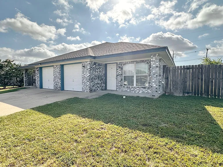 4102 Alan Kent Dr — Photo 2