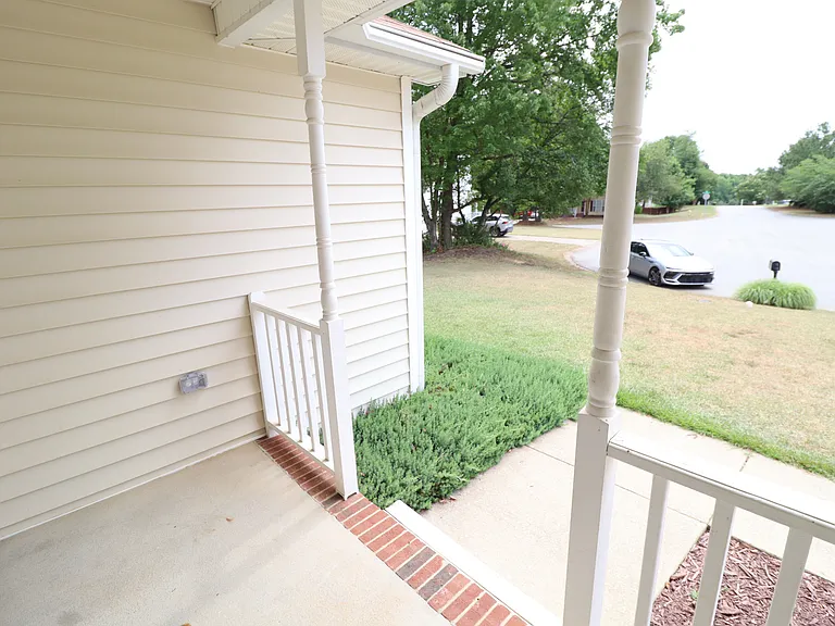 504 Noonday Ct — Photo 2