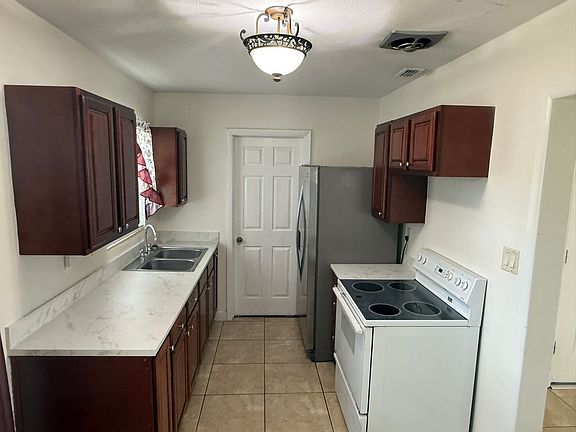 4th image of 722 Mercado Ave