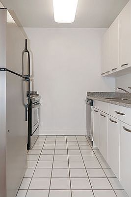 5th image of 150 E 44th St #18A