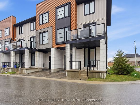 3rd image of 933 Sarnia Rd