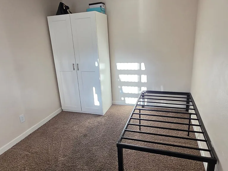 You are welcome to use the wardrobe and the bed shown in the photos.

Se puede hacer uso del ropero y la cama que esta en la imagenes
