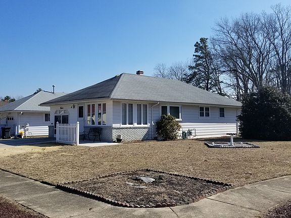 3rd image of 15 Mount Kisco Dr