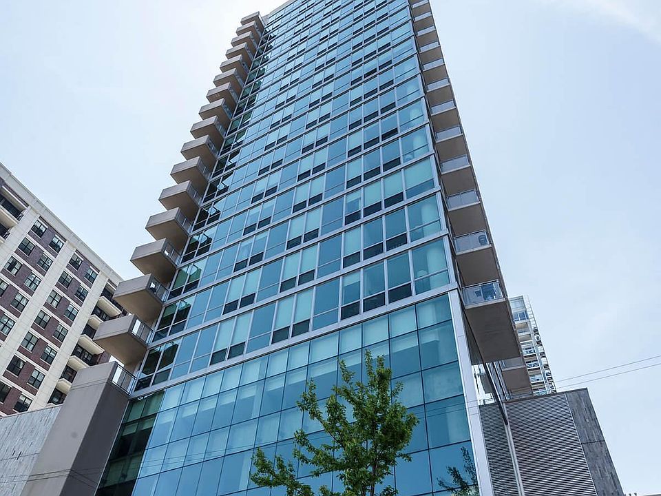 1st image of 471 W Huron St #527