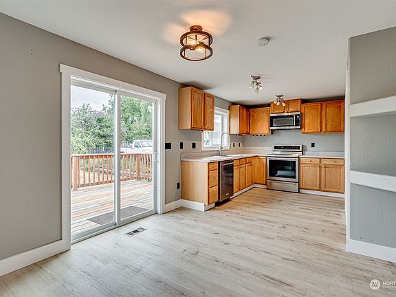 5th image of 424 Washington Street