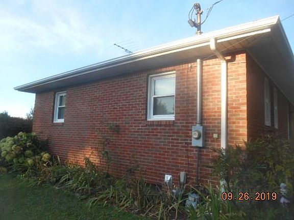 3rd image of 828 Sunset Dr