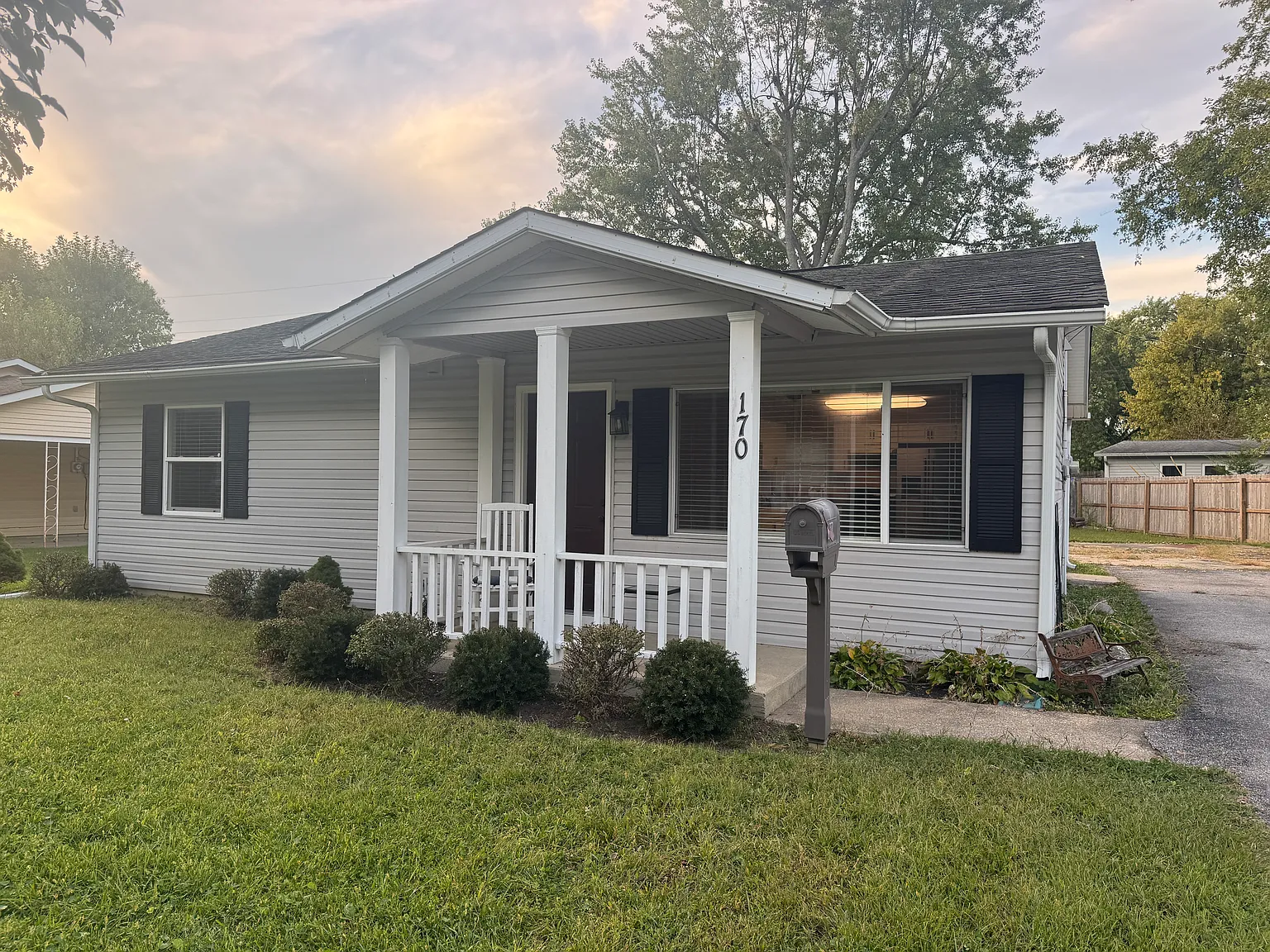 3 bed, 900 sqft, $1,325 — Photo 1