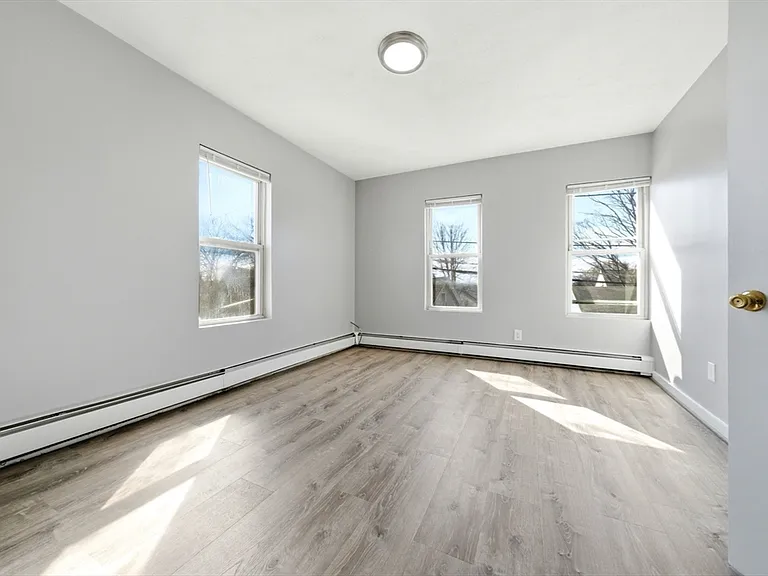 29-31 Auburn St #1R — Photo 7