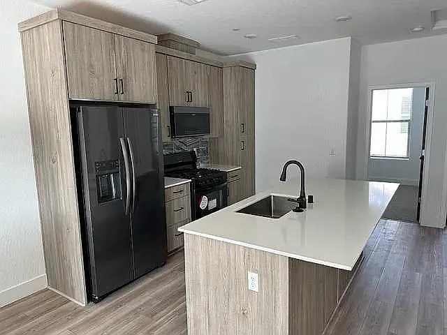 412 W Balsam Ln — Photo 3