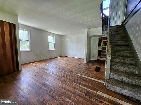 4th image of 2057 Everett Rd
