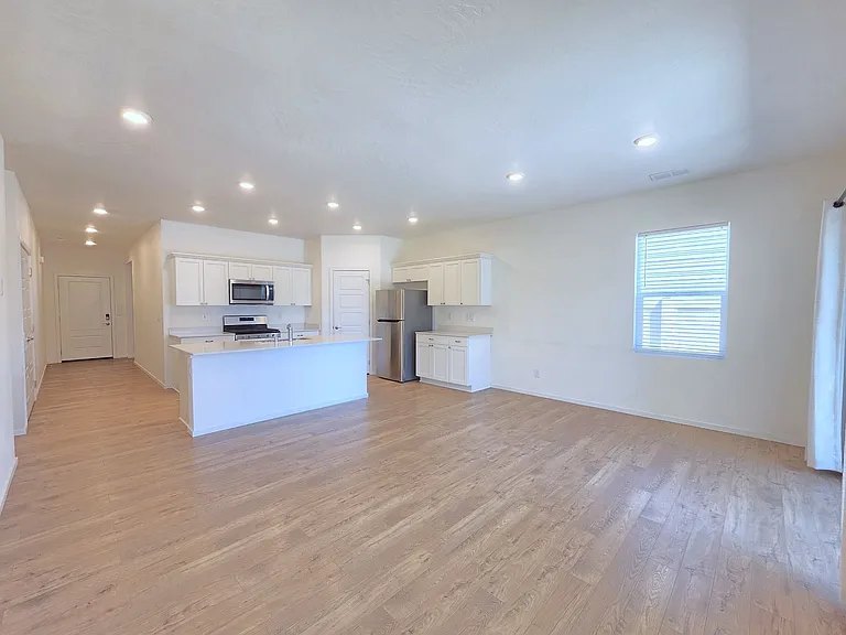 5711 W Georgetown Ln — Photo 2