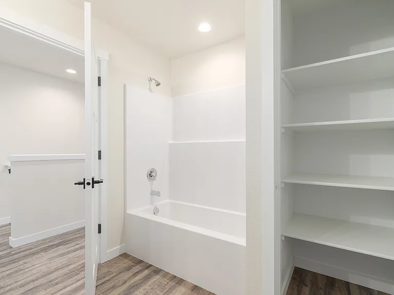 Upstairs Full Bathroom