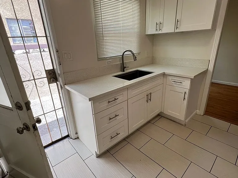 209 W Maple St #B — Photo 11