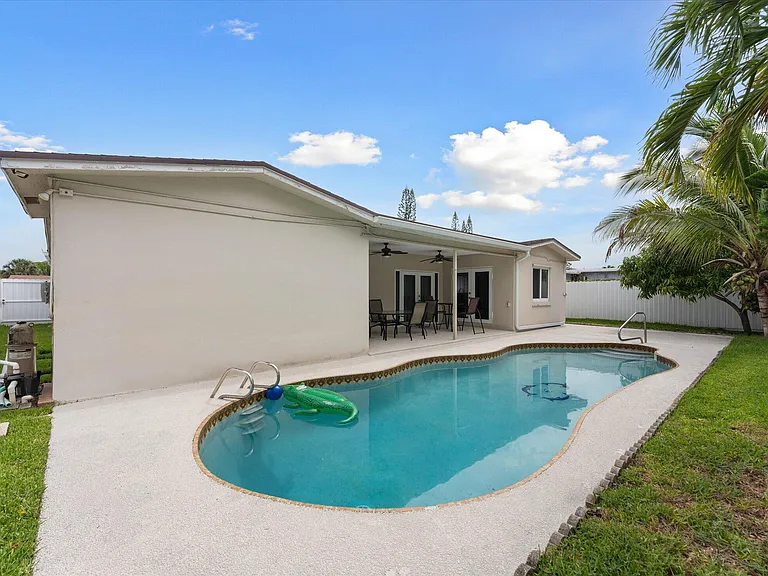 6515 SW 8th Pl — Photo 32