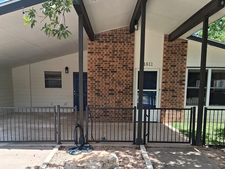 1811 Bluebonnet Ln — Photo 3